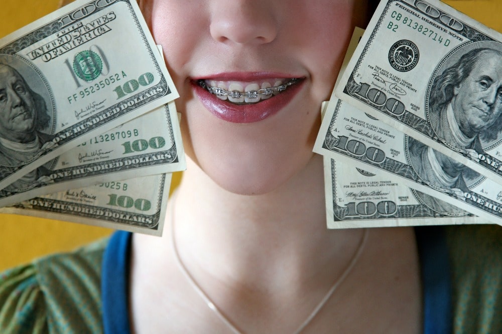 girl holing money on her hand